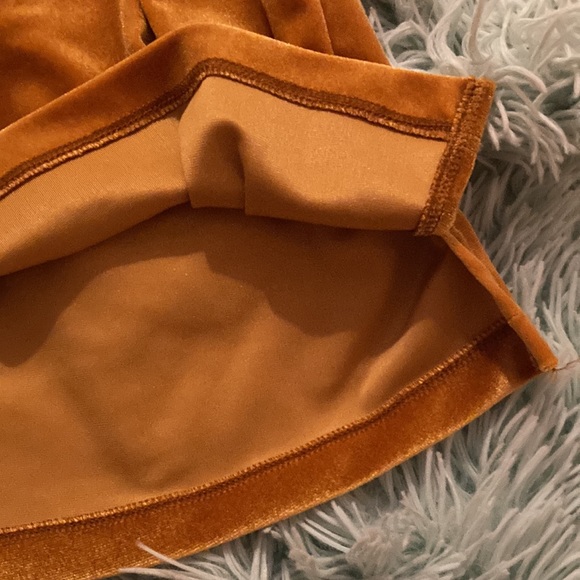 Cute gold velvet textured top - Picture 5 of 6